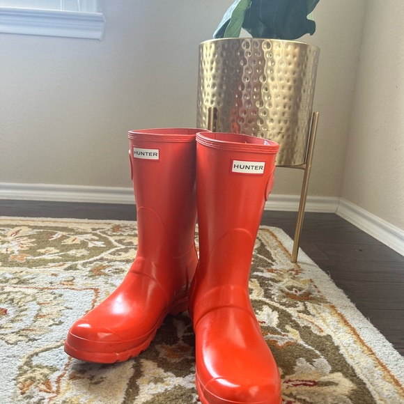 Hunter rain boots in a limited edition true orange color! - Picture 2 of 7